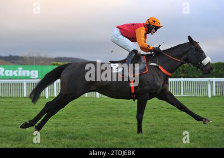 Rennen am 2. Tag des Christmas Meet Race 6 in Cheltenham die Albert-Bartlett-Neulinge-Hürde Kerryhill, die Adam Wedge auf der ersten Strecke gefahren hat Stockfoto