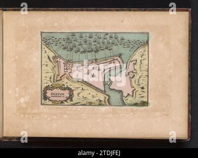 Van Dieppe Bombardment, 1694, Anonym, 1735 Bombardierung des französischen Hafenplatzes Dieppe durch die englische und niederländische Flotte, Juli 1694. Teil eines Atlas mit 223 Karten von Ländern und Städten und Kriegsszenen in Europa in der Zeit ca. 1690-1735. Druckerei: Northern Netherlandspublisher: Amsterdam Papierätzung Dieppe Bombardierung des französischen Hafenplatzes Dieppe durch die kombinierte englische und niederländische Flotte, Juli 1694. Teil eines Atlas mit 223 Karten von Ländern und Städten und Kriegsszenen in Europa in der Zeit ca. 1690-1735. Druckerei: Northern Netherlandspublisher: Amsterdam Paper Etching die Stockfoto