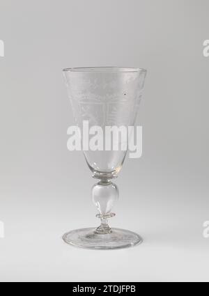 Chalip-Glas mit den Waffen der sieben Provinzen, Anonym, um 1675 - um 1700 flache Basis mit umgedrehter und Pontil-Marke. Hohler, balusterförmiger Stamm mit zwei Scheiben. Trichterförmiger Kelch, unten abgerundet. Auf dem Kelch sind die Waffen der Sieben Provinzen eingraviert, wobei das Wappen der Provinz Groningen größer als das der anderen Provinzen ist. Blumenzweige sind über und unter den Waffen graviert. Glasbläser: NiederländerNördliche Niederlande Glasbläserei flache Basis mit umgedrehter und Pontil-Marke. Hohler, balusterförmiger Stamm mit Stockfoto