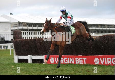 Rennen am Cheltenham Tag 2 des Christmas Meet Race 5, der Favorit von The Sun Now Daily Handicap Chase. So einfach wie das, von Charlie Deuts geritten Stockfoto