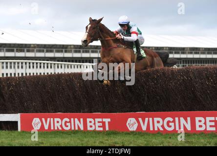 Rennen am Cheltenham Tag 2 des Christmas Meet Race 5, der Favorit von The Sun Now Daily Handicap Chase. So einfach wie das, von Charlie Deuts geritten Stockfoto