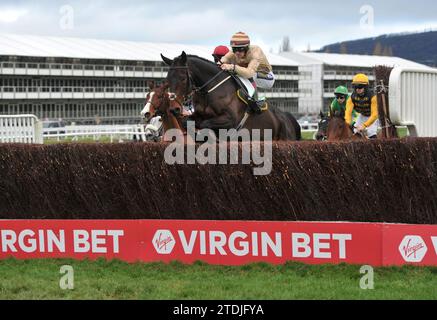 Rennen am Cheltenham Tag 2 des Christmas Meet Race 5, der Favorit von The Sun Now Daily Handicap Chase. Broadway Boy geritten von Sam Twiston-D Stockfoto