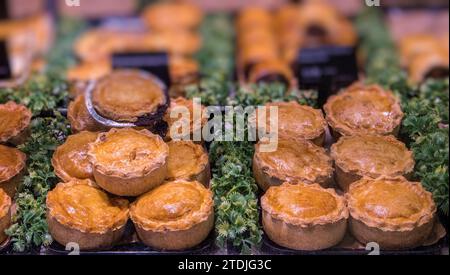 Hausgemachte Kuchen im Metzgerladen in Abergavenny, Wales, Großbritannien Stockfoto