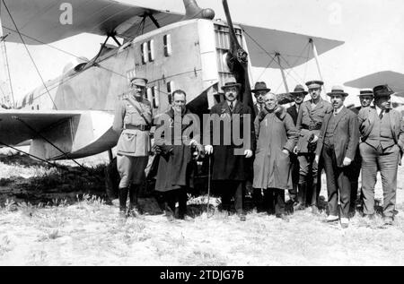 Madrid. 05/29/1923. Am Flughafen Cuatro Vientos. Die berühmten Piloten Gago Coutinho (1) Sacadura Cabral (2) und Commander Herrera, Ferry, mit dem portugiesischen Minister (3) neben dem Flugzeug, in dem sie aus Lissabon ankamen und ihre Reise nach Paris fortsetzten. Quelle: Album/Archivo ABC/Alonso Stockfoto