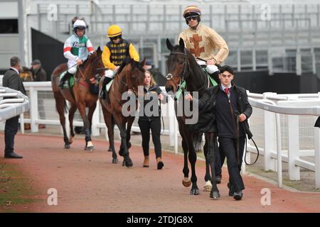 Rennen am Cheltenham Tag 2 des Christmas Meet Race 5, der Favorit von The Sun Now Daily Handicap Chase. Broadway Boy geritten von Sam Twiston-D Stockfoto