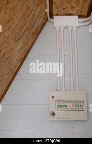 Schaltanlagen-Bedienfeld Für Verteilergehäuse Und Stromverteilerschränke Hintergrund Aus Holzmaserung Stockfoto