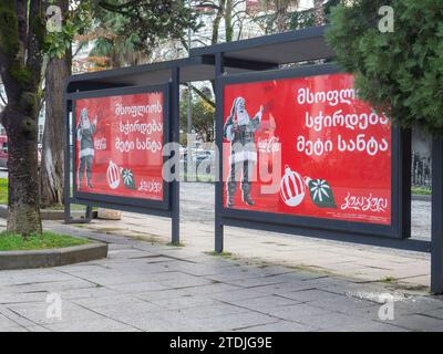 Werbung für Coca Cola an einer Bushaltestelle. Coca Cola Werbung in Georgien. Neujahrswerbung. Kohlensäurehaltiges Getränk. Weihnachtsmann Stockfoto