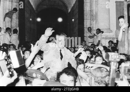 Sevilla, 10.12.1983. Emotionaler Abschied von Manolo Vázquez Stierkampf. Fahren Sie auf den Schultern durch die Puerta del Príncipe ab. Quelle: Album/Archivo ABC Stockfoto