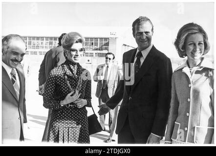 03/27/1976. König Hussein von Jordanien, begleitet von seiner Frau Königin Alia, kam am Flughafen von Barajas an, wo sie von seiner Majestät empfangen wurden. Die Könige von Spanien. Quelle: Album / Archivo ABC / Manuel Sanz Bermejo Stockfoto