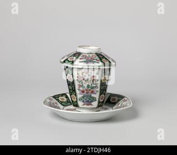 Überdachte Tasse und Untertasse mit Blumenkörben und Blumenkörben, anonym, ca. 1750 - ca. 1774 quadratischer Deckelkopf mit Porzellanschale mit abgeschrägten Ecken, auf der Glasur in blau, rot, rosa, grün, gelb gemalt, und schwarz. Auf der Ebene drei Blütenzweige und drei Zweige; Eine Blumenvase an der Wand; an den Ecken gegen ein Blumengetränk auf schwarzem Boden. Kopf und Deckel mit der gleichen Dekoration; Deckel mit einem ringförmigen Knopf. Ein Riss im Kopf. Famle Rose. Porzellan. Glasur. Malerei / Glasur quadratischer Deckelkopf mit Porzellanschale mit abgeschrägten Ecken, auf der Glasur in blau, rot, rosa, Stockfoto