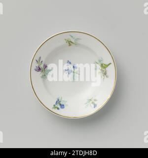 Teller mit verschiedenen Blumensprays, anonym, ca. 1850 Tiefe Porzellanplatte, dekoriert auf der Glasur mit blau, rot, rosa, grün, gelb, lila und Gold. Auf der Vorderseite verschiedene Blütenzweige und eine goldene Linie am Rand. Frankreich Porzellan. Glasur. Gold (Metall) Malerei / Vergoldung / Vitrifikation Tiefe Porzellanplatte, verziert auf der Glasur mit blau, rot, rosa, grün, gelb, lila und Gold. Auf der Vorderseite verschiedene Blütenzweige und eine goldene Linie am Rand. Frankreich Porzellan. Glasur. Goldmalerei/Vergoldung/Verglasung Stockfoto