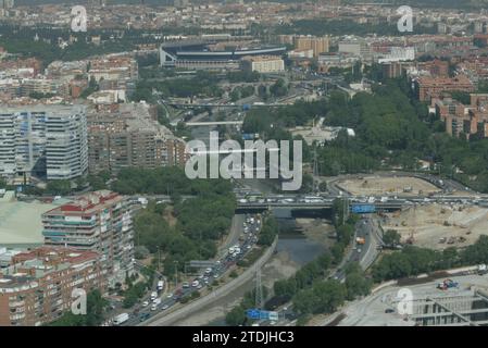 06/02/2005. 03-06-05. Madrid. Blick auf die Stadt aus der Vogelperspektive. Im Bild: Vicente Calderón, der Fluss Manzanares und seine Umgebung. Quelle: Album / Archivo ABC / José María Barroso Stockfoto