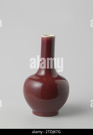 Squat ovoide Flaschenvase mit roter Glasur, anonym, ca. 1800 - ca. 1899 Flaschenförmige Vase aus Porzellan mit bedrucktem, eiförmigen Korpus, flacher Schulter und langem, zylindrischem Hals, bedeckt mit einfarbigem, leicht kriechendem rotem (sang the boeuf) Emaille. Die Kante ist weiß. Auf der Unterseite des Fußrings eine durchscheinende Glasur. Schwarzweiß. Porzellan. Glasur Glasur Porzellanvase in Flaschenform mit bedrucktem, eiförmigen Korpus, flacher Schulter und langem, zylindrischem Hals, bedeckt mit einem einfarbigen, leicht kriechenden roten Emaille (sang the boeuf). Die Kante ist weiß. Auf dem Bot Stockfoto