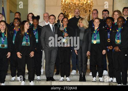 Paris, Frankreich. Dezember 2023. Am Tag nach dem Weltmeistertitel gegen die Norweger (31–28) werden die Spieler der französischen Handballmannschaft am 12. Dezember 2023 im Elysee-Palast in Paris von Präsident Emmanuel Macron und Brigitte Macron empfangen. (Foto: Lionel Urman/SIPA USA) Credit: SIPA USA/Alamy Live News Stockfoto