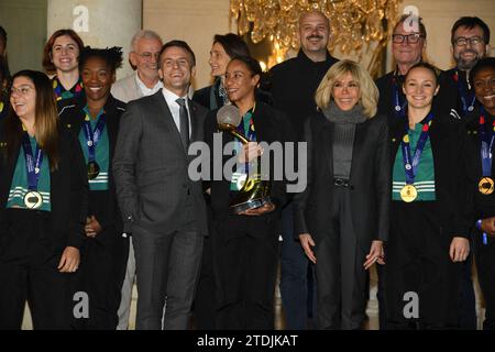 Paris, Frankreich. Dezember 2023. Am Tag nach dem Weltmeistertitel gegen die Norweger (31–28) werden die Spieler der französischen Handballmannschaft am 12. Dezember 2023 im Elysee-Palast in Paris von Präsident Emmanuel Macron und Brigitte Macron empfangen. (Foto: Lionel Urman/SIPA USA) Credit: SIPA USA/Alamy Live News Stockfoto