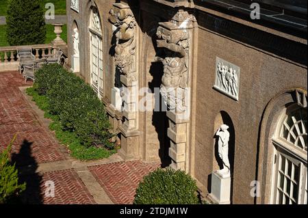 The Crane Estate - Ipswich, Massachusetts. Der Eingang und die wunderschön gestalteten Figuren eines der beiden Kasinos unter der Burg auf dem Hügel in Lat Stockfoto