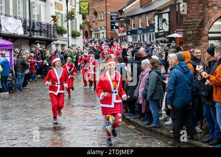 Der Santa Dash von 2023 lief beim Dickensian Day Festival durch das Dorf Lymm in Cheshire Stockfoto