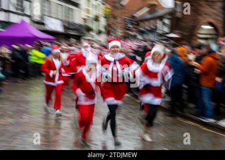 Der Santa Dash von 2023 lief beim Dickensian Day Festival durch das Dorf Lymm in Cheshire Stockfoto