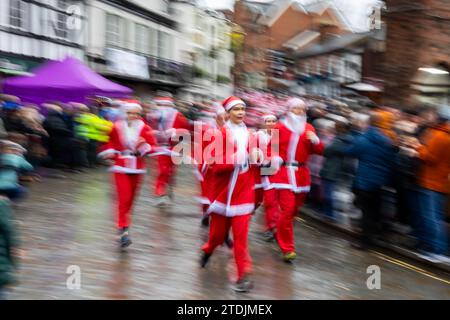 Der Santa Dash von 2023 lief beim Dickensian Day Festival durch das Dorf Lymm in Cheshire Stockfoto