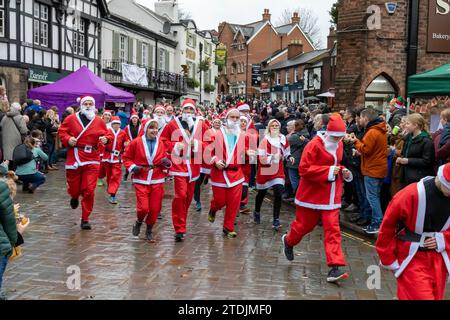 Der Santa Dash von 2023 lief beim Dickensian Day Festival durch das Dorf Lymm in Cheshire Stockfoto