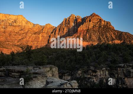 Schwache Schneepfade Auf Den Klippen Des Mount Kinesava Im Zion-Nationalpark Stockfoto