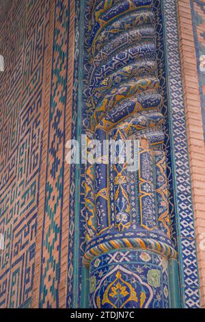 Details des gewölbten Portals oder Iwan, ein Beispiel für islamische Architektur, dekoriert mit traditionellen Usbekistan Fliesen. Samarkand, Usbekistan Stockfoto