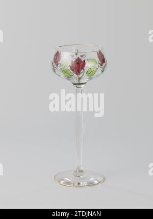 Kelchglas mit drei Zyklamen, Theresienthaler Krystallglasfabrik, ca. 1900 - ca. 1910 flacher Boden, schlanker, quellender Stamm, schalenförmiger Kelch, auf dem drei rote Zyklamen (C) gemalt sind. Entlang des Fußrandes und des Kelches eine vergoldete Paspel. Theresienthal Glasblasen / Vergoldung flacher Sockel, schlanker, quellender Stamm, schalenförmiger Kelch, auf dem drei rote Zyklamen (C) gemalt sind. Entlang des Fußrandes und des Kelches eine vergoldete Paspel. Theresienthal Glasbläser / Vergoldung Stockfoto