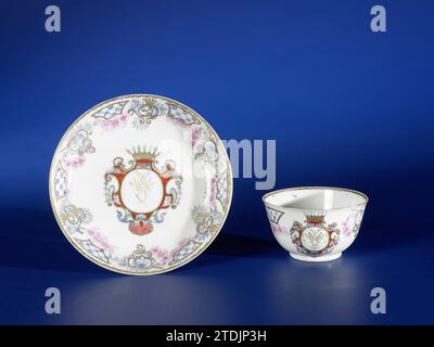 Glockenförmiger Becher und Untertasse mit kröntem Monogramm, anonym, um 1750 - ca. 1774 glockenförmiger Kopf und Schüssel aus Porzellan, auf der Glasur in blau, rot, rosa, grün, schwarz und Gold gemalt. Auf der Ebene das gekrönte Monogramm 'A.M.', umgeben von Lockenarbeiten und Laubstöcken. An der Wand ein Band mit Servierwerk in Kartuschen, Blumenreben und einem unbekannten, gekrönten Monogramm. Der Kopf mit der gleichen Dekoration. Ein Splitter im Rand der Schale, Ein Riss in der Kopfwand. Waffenporzellan mit E-Mail-Farben. Porzellan. Glasur. Gold (Metall) Malerei / Vergoldung / Vitrifikation Glockenförmiger Kopf und Di Stockfoto