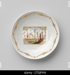 Untertasse mit Wasserlandschaft und Girlanden, Wallendorf, ca. 1780 - ca. 1800 Porzellanschale mit leicht geriffelter Wand, lackiert auf der Glasur in Emailfarben und Gold. Auf der Wohnung ein rechteckiges Abteil mit einer Flusslandschaft mit einer Person am Ufer neben einer Ruine in einem ovalen Medaillon. Ein paar Gebäude im Hintergrund. Die Mauer mit einer Band aus Garlands. Auf der Unterseite mit W und 8 gekennzeichnet. Porzellan. Glasur. Goldmalerei / Vergoldung / Glasur Porzellanschale mit leicht geriffelter Wand, lackiert auf der Glasur in Emailfarben und Gold. Auf der Ebene eine rechteckige Komma Stockfoto