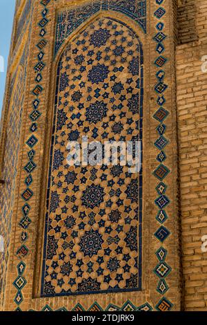 Architektonische Details der Bibi-Chanym-Moschee in Samarkand, Usbekistan. Hintergrundbild mit Mosaik Stockfoto