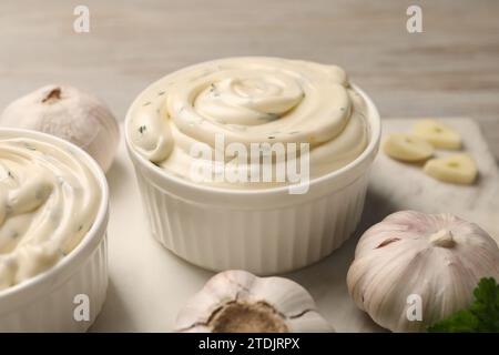 Leckere Sauce mit Knoblauch auf dem Tisch, Nahaufnahme Stockfoto