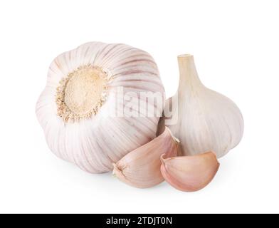 Köpfe von frischem Knoblauch und Zehen isoliert auf weiß Stockfoto