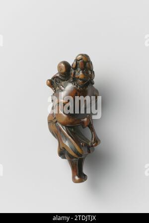 Netsuke in Form einer Niederländerin mit Kind, anonym, ca. 1700 - ca. 1800 Sitzknoten (Netsuke) aus Holz in Form eines gekrümmten Mannes mit einem Kind auf dem Rücken und einem Gegenstand in der Hand. Japan Holz (Pflanzenmaterial) Sitzknoten (Netsuke) aus Holz in Form eines geschwungenen Mannes mit einem Kind auf dem Rücken und einem Gegenstand in der Hand. Japan-Holz (Pflanzenmaterial) Stockfoto