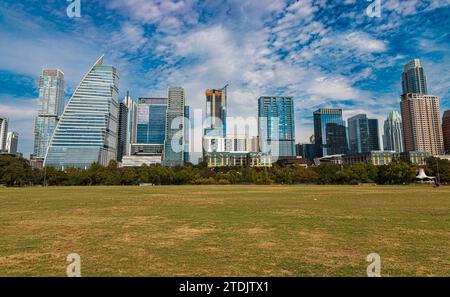 Skyline Von Austin Texas City Mit Blauen, Weißen Wolken Stockfoto