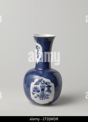 Vase mit Puderblau, Antiquitäten und Blumensprays, anonym, ca. 1700 - ca. 1724 Vase aus Porzellan mit kugelförmigem Korpus und breitem, ausgestelltem Hals, in Unterglasurblau bemalt. Die Vase ist mit blauem Poudré (puderblau) bedeckt, mit drei Jakobsmuscheln gefüllt mit Antiquitäten, Wertsachen und von Gelehrten benutzten Gegenständen: Bücher, Pinseltopf, Rollen usw.; zwei blattförmige Reserven mit Blumenzweigen und Insekten am Hals. Bleu Poudré mit Blau und weiß. Porzellan. Glasur. Kobalt-(Mineral-)Malerei / Glasvitrifizierungsvase aus Porzellan mit kugelförmigem Korpus und breitem, ausgestelltem Hals, bemalt Stockfoto