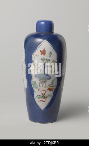 Überdachte Vase mit blauem Poudré, Blumensprays und Antiquitäten, anonym, ca. 1700 - ca. 1724 schlanke, eiförmige Vase mit Deckel aus Porzellan, lackiert in Unterglasurblau und auf der Glasur blau, rot, grün, gelbe Aubergine, schwarz und Gold. Die Mauer ist komplett mit blauem Poudré (pulverblau) bedeckt mit langen, gelappten Feldern, die abwechselnd mit Antiquitäten und Blumenzweigen gefüllt sind. Bleu Poudré mit Famle Verte. Porzellan. Glasur. Kobalt (Mineral). Gold (Metall) Malerei / Vergoldung / Vitrifikation schlanke, eiförmige Vase mit Deckel aus Porzellan, lackiert in Unterlazblau und auf der Glasur blau, rot, grau Stockfoto