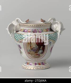 Blumentopf Behälter (Cache-Pot), Manufaktur Oud-Loosdrecht, ca. 1778 - ca. 1782 Porzellan Blumentopf mit grau-weißen Scherben. Flacher Boden mit runder, verdrehter Strickkante, hohler, dann konvexer und gerader Spreizwand mit eingeklemmter Schulter und verdrehter Strickkante. Zwei Schwäne auf der Schulter. Polychromes Gemälde mit Rändern von gemischten Blumen, ein Medaillon mit Fruchtstillleben um die Blumensträuße herum und hinten ein Zweig mit drei Vögeln. Relief mit Gold. Subtotel fehlt. Loosdrecht Porzellan Blumentopf aus Porzellan mit grau-weißer Scherbe. Flacher Boden mit runder, verdrehter Strickkante, Hollo Stockfoto