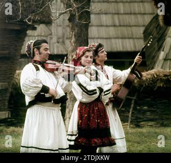 Bukarest, Sozialistische Republik Rumänien, ca. 1979. Die berühmten Volkskünstler Ion & Stefan Petreuș treten im Dorfmuseum (Muzeul Satului) auf. Stockfoto