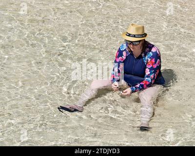 South Pacific Cruise / Eine weibliche Kreuzfahrtpassagierin von Carnival Plendor genießt das kristallklare Wasser auf Mystery Island. Nach der Abfahrt von Stockfoto