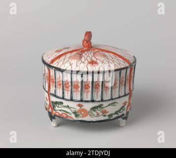 Kilidrical Covered Box in Form eines Cricketkäfigs, anonym, ca. 1675 - ca. 1699 Zylindrische Porzellanbox auf drei Beinen und in Form eines Cricketkäfigs durch drei modellierte Kordeln zusammengehalten, die in einem erhöhten Knoten als Deckelknopf enden. Gemalt in Unterglasurblau und auf der Glasur rot, grün, gelb und schwarz. Die untere Hälfte des Kastens mit Wellen, Vögeln und Blumenzweigen; die obere Hälfte ist in einem Kühlergrill nachempfunden, wobei in jeder Box ein Blumengetränk enthalten ist. Imari. Japanisches Porzellan. Glasur. Kobalt-(Mineral-)Malerei / Glasur Zylindrische Porzellanbox auf drei Beinen und in Form von zusammengehalten Stockfoto