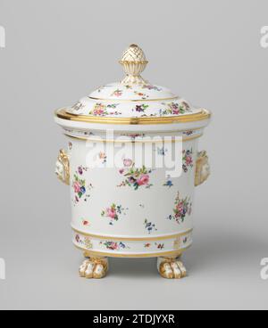 Behälter einer Kastanienvase mit Blumensträußen und Blumensprays, Fabriek Dominique Denuelle, um 1839 Halter eines Kastanienkäses aus Porzellan, auf der Glasur in blau, rot, rosa, grün, gelb, lila, schwarz und Gold. Unten mit Blumensträußen und Blumen dekoriert. Ein Profil unter der leicht spreizenden Kante zum Aufhängen des Halters in der Vase. Goldene Kanten. Auf der Unterseite mit O und II gekennzeichnet Pariser Porzellan. Glasur. Gold (Metall) Malerei / Vergoldung / Vitrifikation Halter eines Kastanienkäses aus Porzellan, auf der Glasur in blau, rot, rosa, grün, gelb bemalt Stockfoto