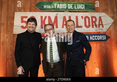 Bologna, Italien. Dezember 2023. Die italienischen Schauspieler Fabio de Luigi und Stefano Accorsi (mit Gianluca Farinelli Regisseur der cineteca) versuchen, ihren neuen Film â&#x80;&#x9c;50 km allâ&#x80;&#x99;oraâ&#x80;&#x9d; im â&#x80;&#x9c;Modernissimoâ&#x9d;&#x80;&#x9d; im 18. Dezember 2023 in Bologna; Kino Bologna; Bologna, Italien Credit: Unabhängige Fotoagentur/Alamy Live News Stockfoto