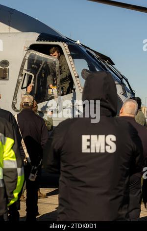 U.S. Marines mit Marine Operational Test and Evaluation Squadron 1 (VMX 1) entfernen ein Fenster während eines Misshap-Trainings am Wilmington International Airport in Wrightsboro, North Carolina, 14. Dezember 2023. Marines mit Marine Corps Air Station New River und VMX 1 integriert mit zivilen Ersthelfern aus New Hanover County, um ein militärisches Flugzeugmissgeschick-Training durchzuführen, um die Fähigkeiten im Notfall zwischen zivilen und militärischen Ersthelfern zu verbessern. (Foto des U.S. Marine Corps von Lance CPL. Alyssa J. Deputee) Stockfoto