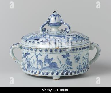 Gewürztopf, anonym, ca. 1660 - ca. 1680 Speijence Gewürzglas, blau in der Glasur gemalt mit Chinoise-Dekoration. Der zylindrische Topf mit zwei C-förmigen Ohren liegt auf drei Beinen. Entlang der unteren und oberen Kante des Gehäuses eine durchgehende Reihe von glatten, konvexen Bolzen. Delft . Speijence-Gewürzglas, blau in der Glasur bemalt, mit Chinoise-Dekoration. Der zylindrische Topf mit zwei C-förmigen Ohren liegt auf drei Beinen. Entlang der unteren und oberen Kante des Gehäuses eine durchgehende Reihe von glatten, konvexen Bolzen. Delft . Stockfoto