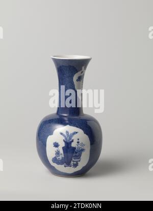 Vase mit Puderblau, Antiquitäten und Blumensprays, anonym, ca. 1700 - ca. 1724 Vase aus Porzellan mit kugelförmigem Korpus und breitem, ausgestelltem Hals, in Unterglasurblau bemalt. Die Vase ist mit blauem Poudré (puderblau) bedeckt, mit drei Jakobsmuscheln gefüllt mit Antiquitäten, Wertsachen und von Gelehrten benutzten Gegenständen: Bücher, Pinseltopf, Rollen usw.; zwei blattförmige Reserven mit Blumenzweigen und Insekten am Hals. Bleu Poudré mit Unterglasblau. Porzellan. Glasur. Kobalt-(Mineral-)Malerei / Glasvitrifizierungsvase aus Porzellan mit kugelförmigem Korpus und breitem, ausgestelltem Hals, bemalt Stockfoto