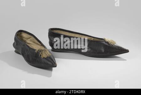 Paar Damenschuhe mit Keilabsatz und Quaste, anonym, ca. 1800 - ca. 1810 Schuh aus karminrotem Leder, dunkel violett. Modell: Sehr spitz zulaufende Nase und flacher integrierter Fersenbereich über der durchgehenden Sohle. Mit Leinenfutter. Auf der Nase mit einer weißen Bürste verziert. Niederlande? CA. 1820. Niederlande (möglicherweise) ganz: Leder. Bürste: Seide. Futter: Leinen (Material) Schuh aus karminrotem Leder, dunkel lila. Modell: Sehr spitz zulaufende Nase und flacher integrierter Fersenbereich über der durchgehenden Sohle. Mit Leinenfutter. Auf der Nase mit einer weißen Bürste verziert. Niederlande? Stockfoto