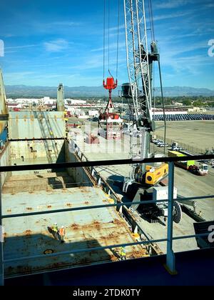Die Fracht wird auf das vom Military Sealift Command vercharterte Schiff MV Ocean Gladiator als Teil der Operation Deep Freeze 2024 Ladung geladen. Der Frachtbetrieb wird von der MSC Expeditionary Port Unit 114 in Port Hueneme, Kalifornien, koordiniert Operation Deep Freeze ist ein gemeinsamer Dienst, der die Unterstützung der Zivilbehörden durch die National Science Foundation (NSF) unterstützt, die für das United States Antarctic Program verantwortlich ist. Die Unterstützung der Mission besteht aus aktiven Dienst-, Garde- und Reservepersonal der US-Luftwaffe, der Navy, der Armee und der Küstenwache sowie dem Department of de Stockfoto