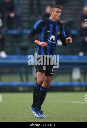 Mailand, Italien. Dezember 2023. Christos Alexiou von der Internazionale während des Spiels der UEFA Youth League im Jugendentwicklungszentrum Mailand. Der Bildnachweis sollte lauten: Jonathan Moscrop/Sportimage Credit: Sportimage Ltd/Alamy Live News Stockfoto