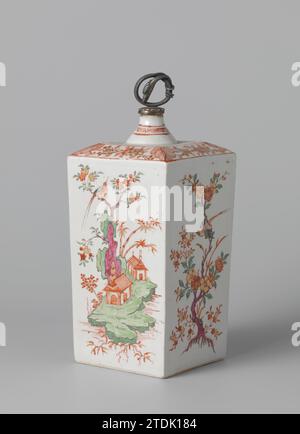 Quadratische Flasche mit Vögeln, blühenden Pflanzen und Pavillons, anonym, ca. 1700 - ca. 1724 quadratische Porzellanflasche mit vergoldetem, auf der Glasur in rot, grün, gelb, lila, schwarz und Gold gemalt. An den Wänden zwei Pavillons auf einer Insel mit Felsen und blühenden Pflanzen (Bambus), ein Vogel auf einem Ast und zweimal ein fliegende Vogel auf einem prunus-Ast und Bambus. Auf der Schulter ein Band mit prunus-Zweigen und einem Blattmotiv; Rank um den Hals. Ein Mäandermuster am Hals. Die Kante wurde geschliffen. Arita, dekoriert in Europa [?] Im japanischen Kakiemon-Stil. Japanmaler: Europa (möglicherweise) Porzellan. Stockfoto