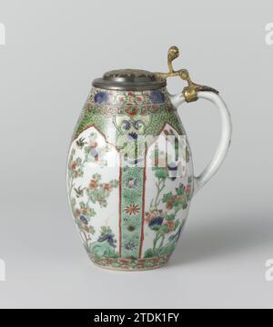 Tankard mit Blumensprays in Tafeldekoration und Deckel aus Blech, anonym, ca. 1700 - ca. 1724 Tonne Porzellanbier mit C-förmigem Ohr und Zinndeckel mit Daumenauflage, auf der Glasur in blau, rot, grün, gelb, Aubergine gemalt, schwarz und Gold. An der Wand vier lange Lotusblattförmige Fächer gefüllt mit Blumenzweigen, Felsen und Vögeln; zwischen den Gängen lockere Blüten auf schwarzem, gesprenkeltem grünem Boden; hier oben hängende Gänge mit Lotusweben umgeben von Fröschen 'Froschlaiche', darüber eine Bindung mit Ruyi-Motiv; um die Kante und den Fuß ein Band mit geometrischem Muster. Zinndeckel W Stockfoto